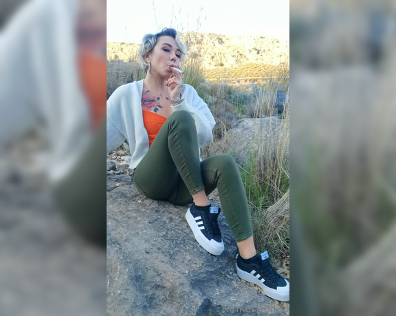 Queen Kinkerbell aka kinkerbell23 OnlyFans - A cheeky crush on the mountains