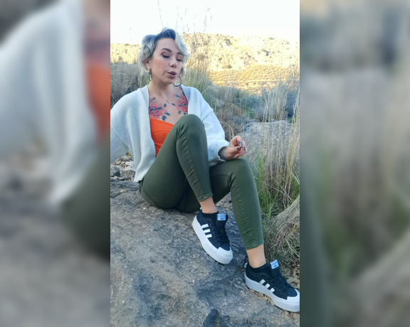 Queen Kinkerbell aka kinkerbell23 OnlyFans - A cheeky crush on the mountains