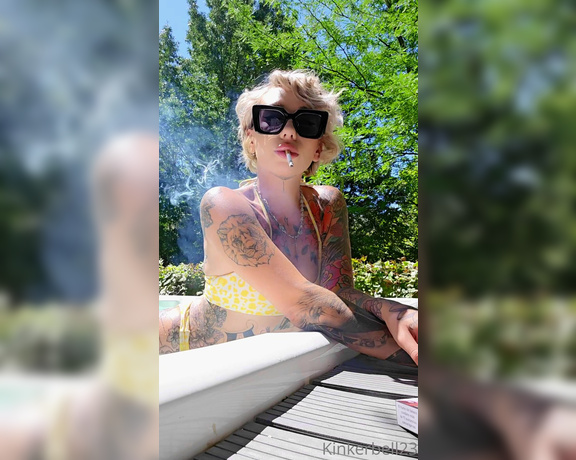 Queen Kinkerbell aka kinkerbell23 OnlyFans - Chill & smoke with me, you know its the best way to start your day! Relaxing