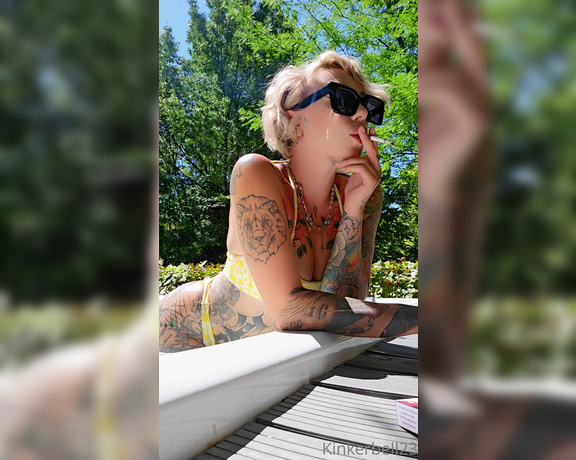 Queen Kinkerbell aka kinkerbell23 OnlyFans - Chill & smoke with me, you know its the best way to start your day! Relaxing