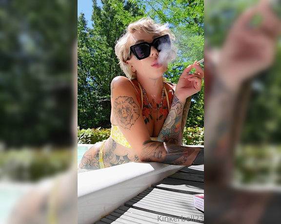 Queen Kinkerbell aka kinkerbell23 OnlyFans - Chill & smoke with me, you know its the best way to start your day! Relaxing