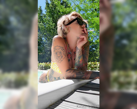 Queen Kinkerbell aka kinkerbell23 OnlyFans - Chill & smoke with me, you know its the best way to start your day! Relaxing