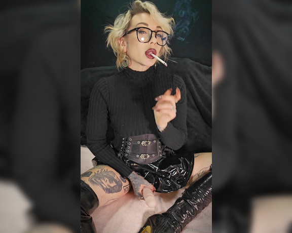 Queen Kinkerbell aka kinkerbell23 OnlyFans - Do you enjoy watching me smoke and stroke at the same time