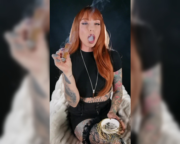 Queen Kinkerbell aka kinkerbell23 OnlyFans - The cigar journey continues!! Sizing up to this beast was definitely a jump, I absolutely loved