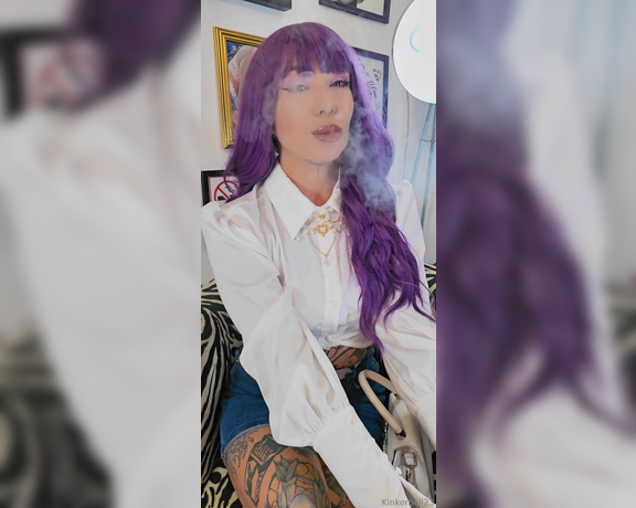 Queen Kinkerbell aka kinkerbell23 OnlyFans - A quick smoke with you all before I start the day, I have some really fun