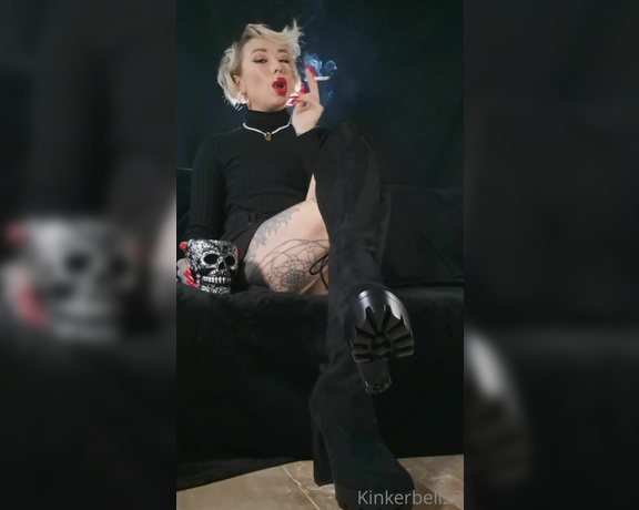 Queen Kinkerbell aka kinkerbell23 OnlyFans - Who will be the first to tip me today Maybe this cheeky clip may tempt you