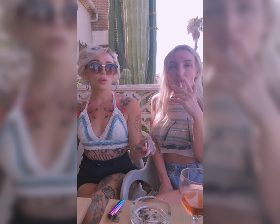 Queen Kinkerbell aka kinkerbell23 OnlyFans - Oooo la la!! What a week so far Me and @misskiki69 having a very casual smoke