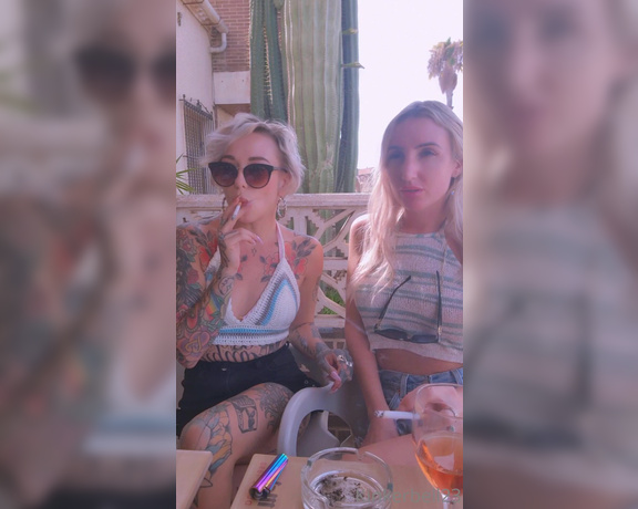 Queen Kinkerbell aka kinkerbell23 OnlyFans - Oooo la la!! What a week so far Me and @misskiki69 having a very casual smoke