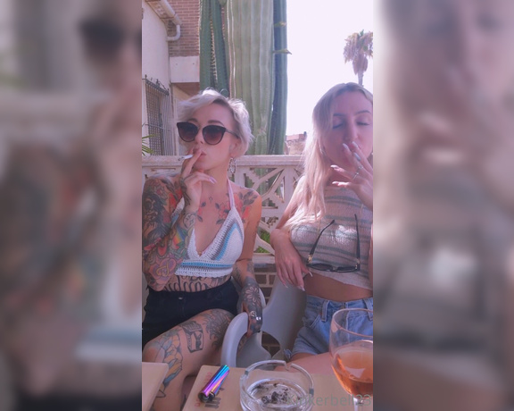 Queen Kinkerbell aka kinkerbell23 OnlyFans - Oooo la la!! What a week so far Me and @misskiki69 having a very casual smoke