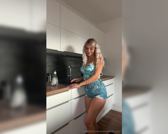 NinaDevil aka ninadevil_free OnlyFans - Kennst du eigentlich meine heie Jenny hier schon Wenn du alles nackt sehen magst, auch ihren