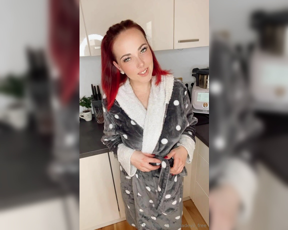 NinaDevil aka ninadevil_free OnlyFans - Meine Pussy am Morgen im Bademantel, frisch geduscht und frisch rasiert So schmeckt sie dir doch