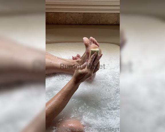 Rumgurlsfeet aka rumgurlsfeet OnlyFans - Feels so refreshing to scrub my wrinkled soles