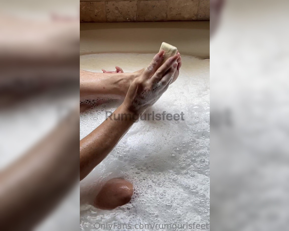 Rumgurlsfeet aka rumgurlsfeet OnlyFans - Feels so refreshing to scrub my wrinkled soles