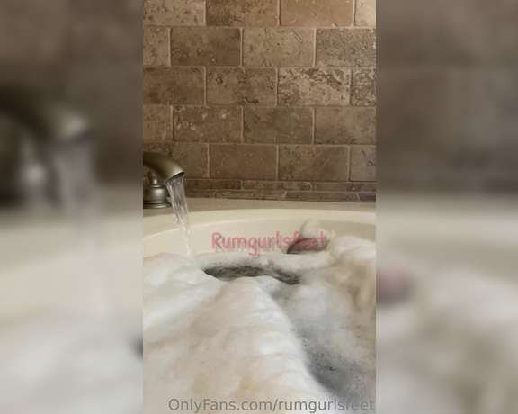 Rumgurlsfeet aka rumgurlsfeet OnlyFans - Love a hot warm bath, want to join