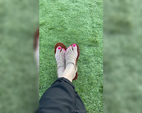 Rumgurlsfeet aka rumgurlsfeet OnlyFans - Letting the air blow between my toes