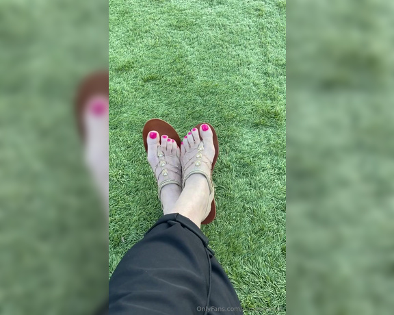 Rumgurlsfeet aka rumgurlsfeet OnlyFans - Letting the air blow between my toes