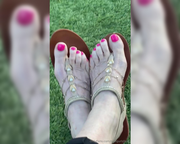 Rumgurlsfeet aka rumgurlsfeet OnlyFans - Letting the air blow between my toes