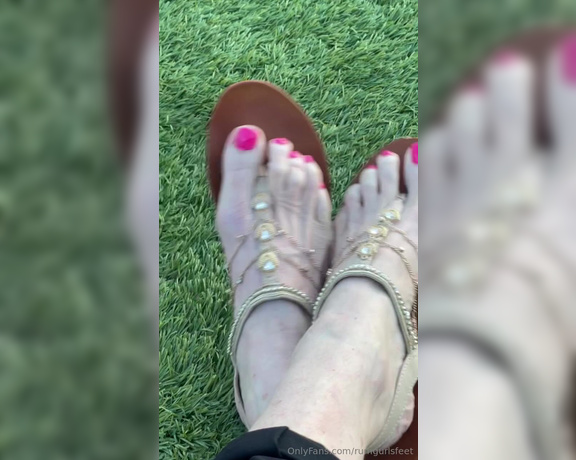 Rumgurlsfeet aka rumgurlsfeet OnlyFans - Letting the air blow between my toes