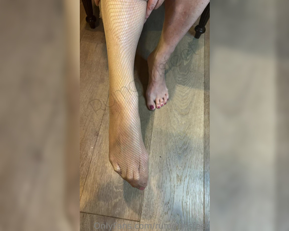 Rumgurlsfeet aka rumgurlsfeet OnlyFans - Happy Toesday! Slipping on my fishnets I even did a short clip in slow