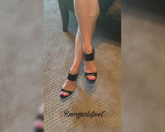 Rumgurlsfeet aka rumgurlsfeet OnlyFans - After walking in heels a good foot and leg massage would be wonderful!