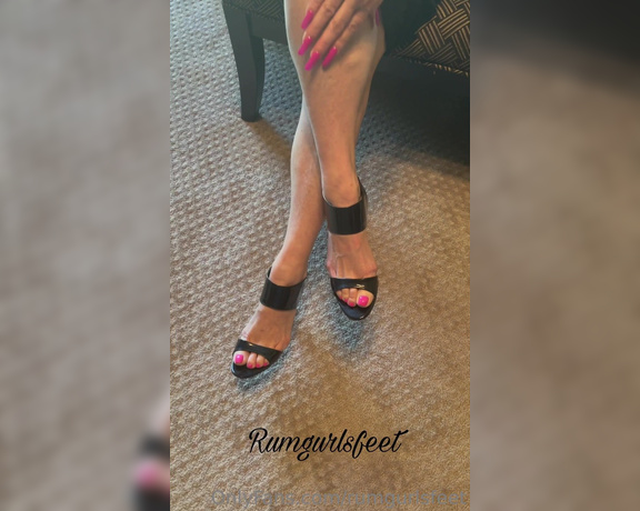 Rumgurlsfeet aka rumgurlsfeet OnlyFans - After walking in heels a good foot and leg massage would be wonderful!