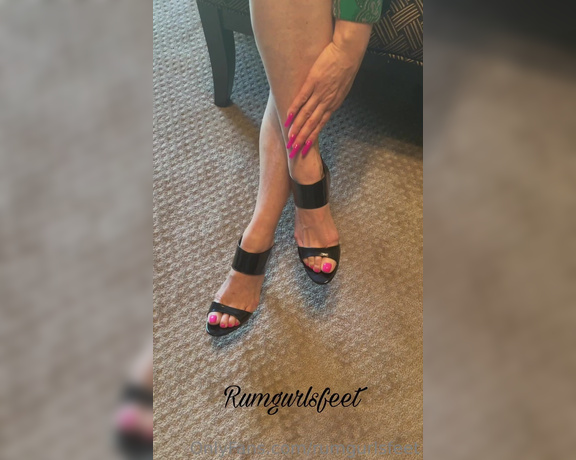 Rumgurlsfeet aka rumgurlsfeet OnlyFans - After walking in heels a good foot and leg massage would be wonderful!