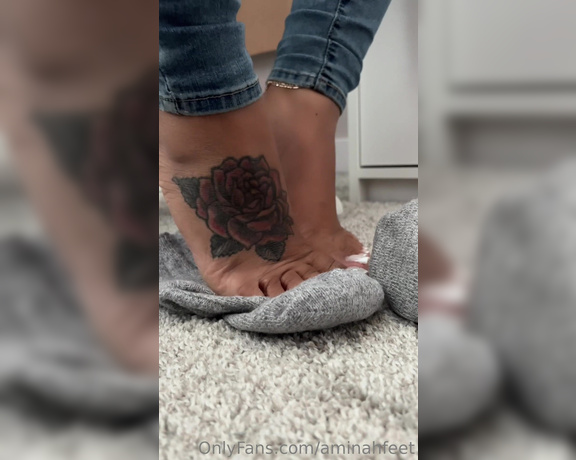 Aminah Feetz aka aminahfeet OnlyFans - A little foot play at my desk after running some errands Who wants a sniff