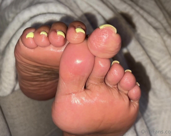 Aminah Feetz aka aminahfeet OnlyFans - Watch me flex these glistening, oily soles and toes Tell me what you would do to