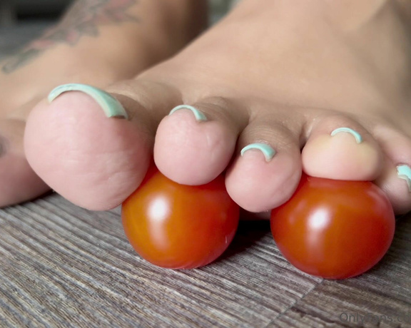 Aminah Feetz aka aminahfeet OnlyFans - Tomato punishment What should I smash next