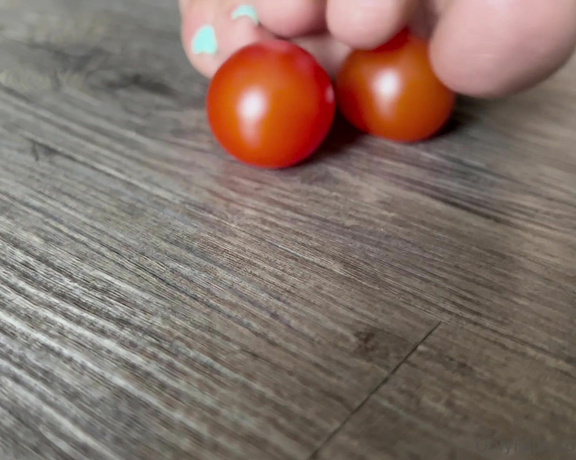 Aminah Feetz aka aminahfeet OnlyFans - Tomato punishment What should I smash next