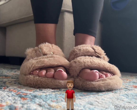 Aminah Feetz aka aminahfeet OnlyFans - Just a little sneak peek You guys want more giantess content Let me know in the