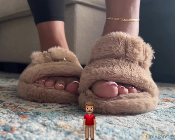 Aminah Feetz aka aminahfeet OnlyFans - Just a little sneak peek You guys want more giantess content Let me know in the