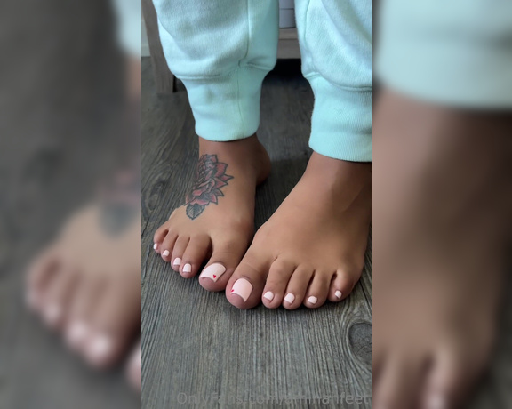 Aminah Feetz aka aminahfeet OnlyFans - Just enjoying my new pedi Like the hearts