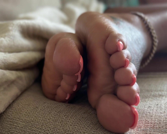 Aminah Feetz aka aminahfeet OnlyFans - I need these soles rubbed