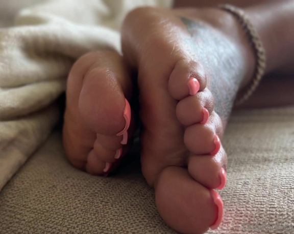 Aminah Feetz aka aminahfeet OnlyFans - I need these soles rubbed