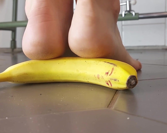 (ManyVids) MistressPriest - I crush bananas like your dick