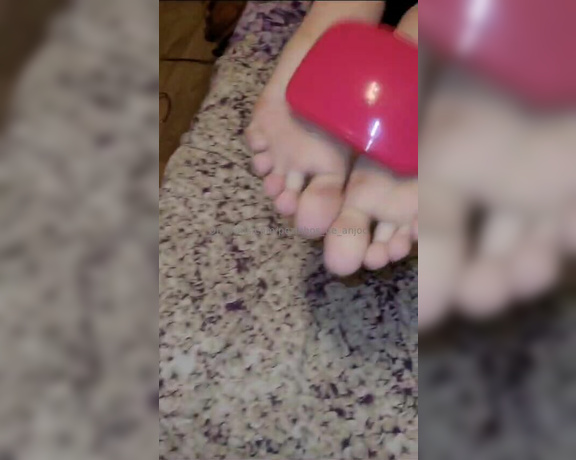 Pezinhos de anjo aka  pezinhos_de_anjoo OnlyFans Video - Vídeo meu com cócegas nos pezinhos, rindo alto e pedindo pra parar  Vídeo of tickling,