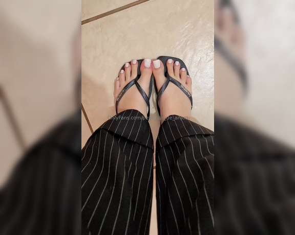 Pezinhos de anjo aka  pezinhos_de_anjoo OnlyFans Video - unhas feitas