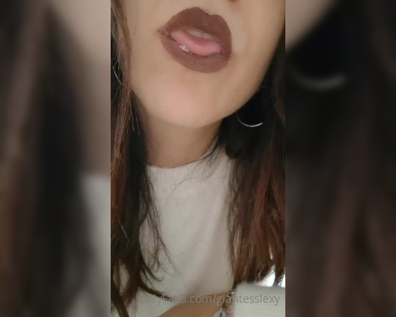 Goddes Lexy aka giantesslexy OnlyFans - Cosa ci fai dentro la mia bocca Vieni subito fuori! Gli insetti come te dovrebbero state