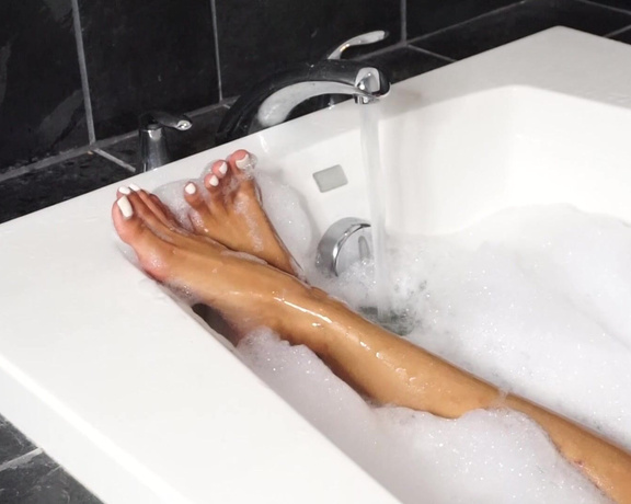 Kylie le beaus feet aka kylielebeausfeet OnlyFans - Bath time  polish color white