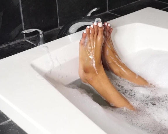 Kylie le beaus feet aka kylielebeausfeet OnlyFans - Bath time  polish color white