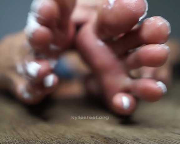 Kylie le beaus feet aka kylielebeausfeet OnlyFans - Don’t they look so delicious and fuckable with oil does it feel like they’re right near