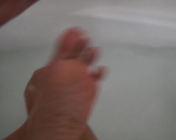 Kylie le beaus feet aka kylielebeausfeet OnlyFans - This new foot scrubber is actually pretty fabulous! watch me get all soapy and clean these