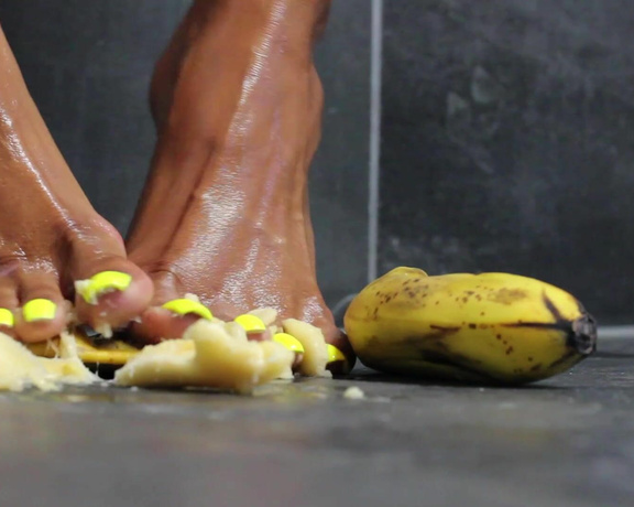 Kylie le beaus feet aka kylielebeausfeet OnlyFans - Banana crushing  close up  polish color yellow