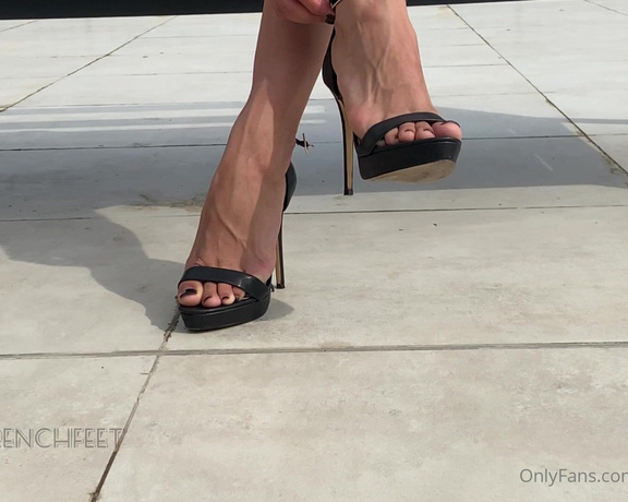 Laufrenchfeet aka laufrenchfeet OnlyFans - 06-06-2021 - Dangling video I want you loose control when you see my feet