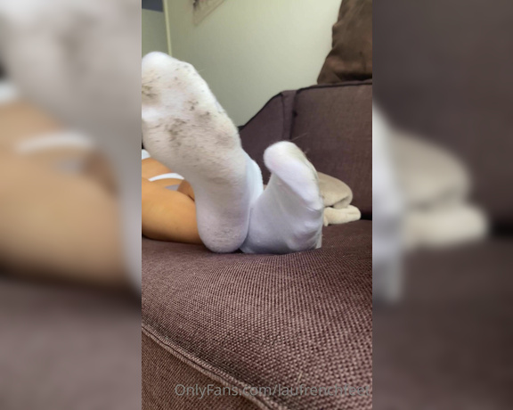 Laufrenchfeet aka laufrenchfeet OnlyFans - 08-18-2021 - Ignoring dirty socks