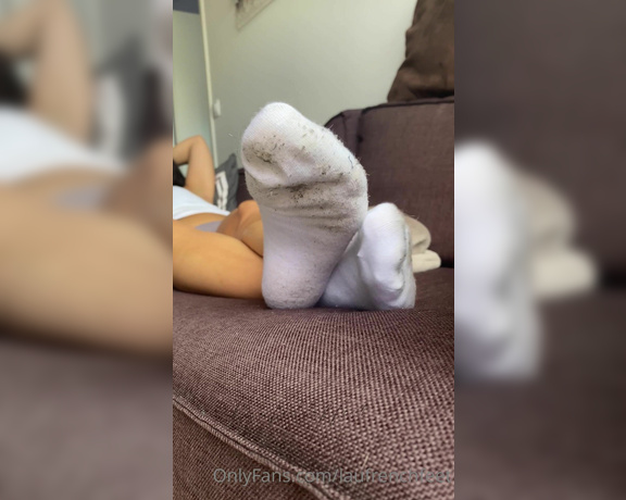 Laufrenchfeet aka laufrenchfeet OnlyFans - 08-18-2021 - Ignoring dirty socks