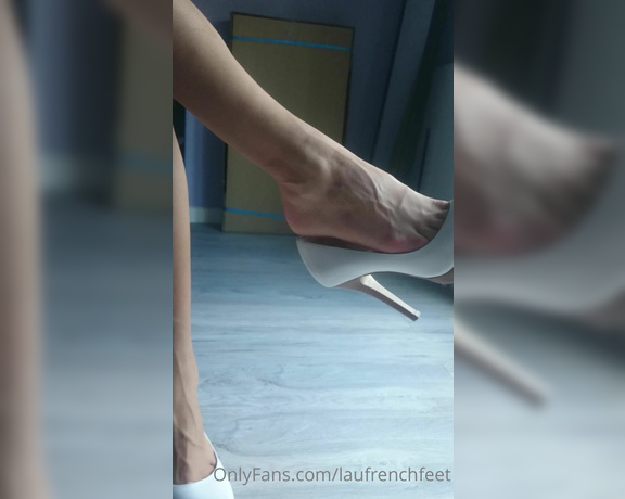 Laufrenchfeet aka laufrenchfeet OnlyFans - 04-08-2021 - Dangling video Enjoy stroking your cock for me and explose all over my delicious soles