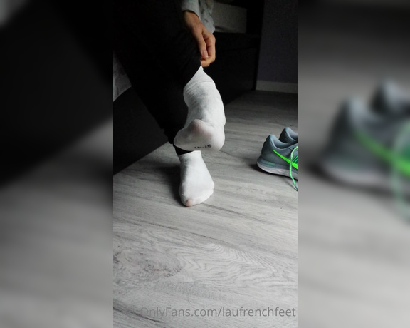 Laufrenchfeet aka laufrenchfeet OnlyFans - 05-16-2021 - Sweaty sock removal after a full day and a jogging Look how my feet are