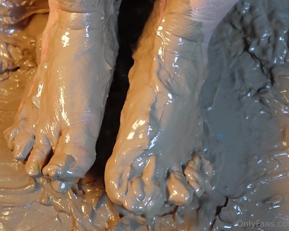 LatinaMala aka latinamala1 OnlyFans - 02-26-2024 - My feet playing in mud this is part of a custom order!